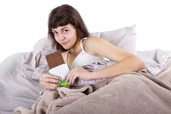 Menina comendo junk food antes de ir para a cama — Fotografia de Stock