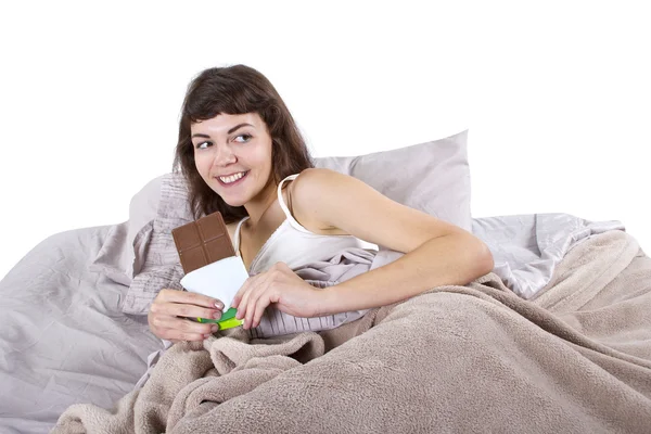 Chica comiendo comida chatarra antes de ir a la cama — Foto de Stock