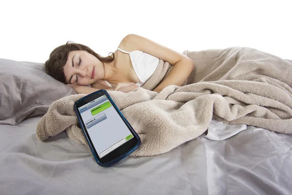Frau erhält SMS vor dem Schlafengehen — Stockfoto