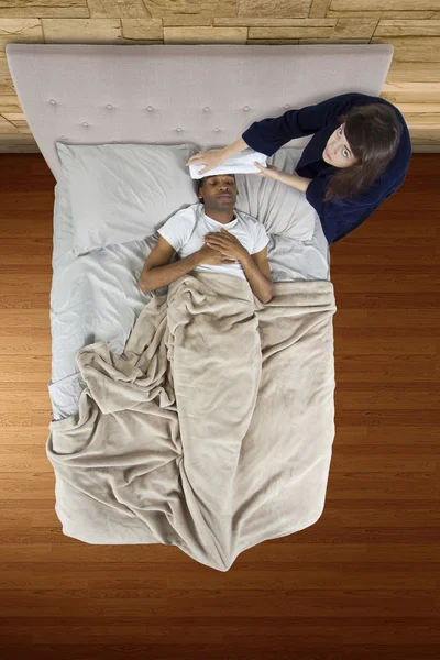 Vrouwelijke het verzorgen van haar zieke vriend in bed — Stockfoto