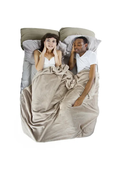 Incapaz de dormir en la cama debido a ronquidos de la pareja — Foto de Stock