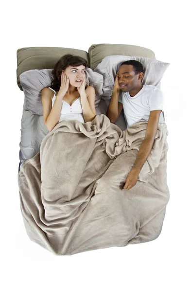 Не может спать в постели из-за храпа партнера — стоковое фото