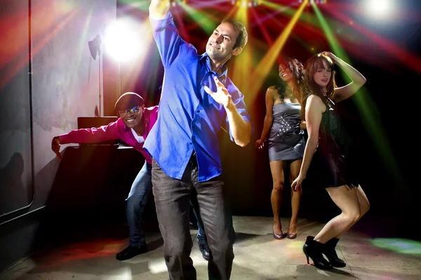 Homem caucasiano cai no clube de dança — Fotografia de Stock
