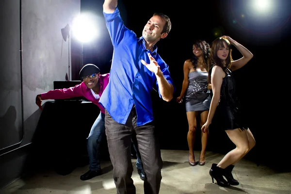 Uomo caucasico cade in dance club — Foto Stock