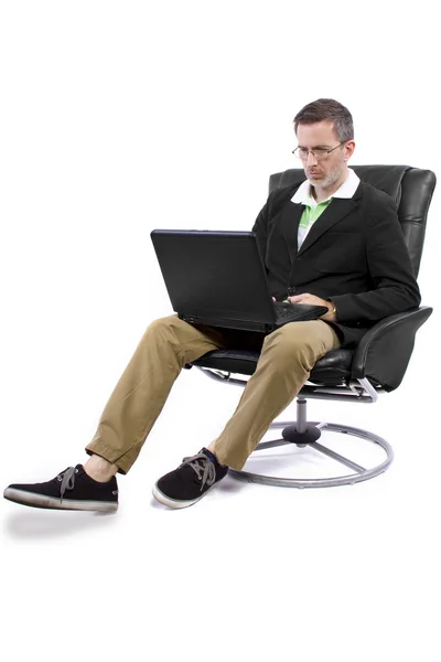 Homme travaillant dans une chaise relaxante — Photo