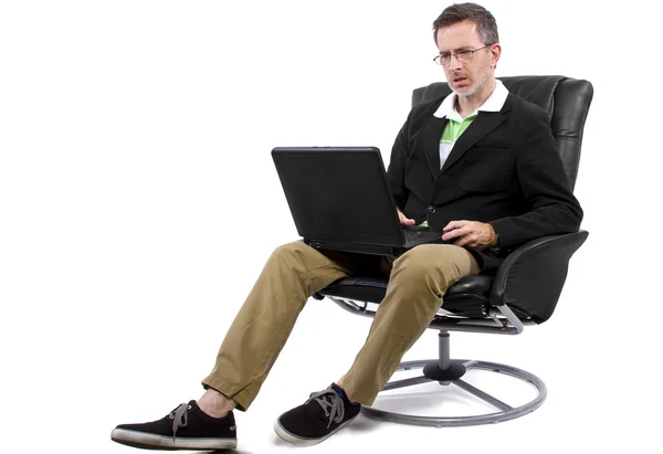 Mann arbeitet im Liegestuhl — Stockfoto