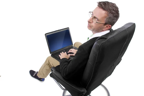 Masculino trabalhando em cadeira relaxante — Fotografia de Stock