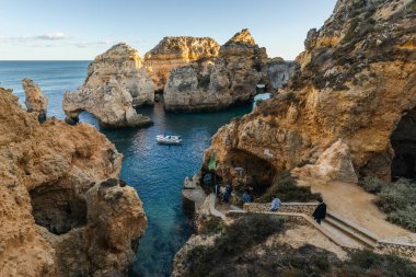 Ponta Da Piedade 'de dramatik kaya oluşumları