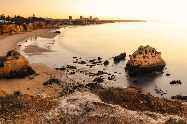 Praia De Boiao 'dan Portimao' nun şehirlerarası görüntüsü