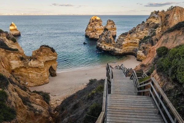 Praia do Camilo 'ya doğru giden tahta merdiven.
