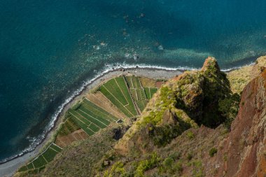 Cabo Girao 'dan (Madeira, Portekiz) görülen ekin ve Atlantik Okyanusu manzarası)