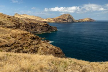 Ponta de Sao Lourenco (Madeira, Portekiz) gün ışığında ve mavi gökyüzünde