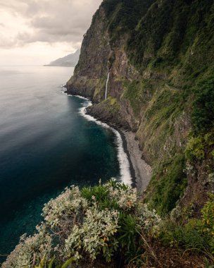 Seixal 'daki Veu de Noiva şelalesinde bulutlu bir sabah (Madeira, Portekiz)