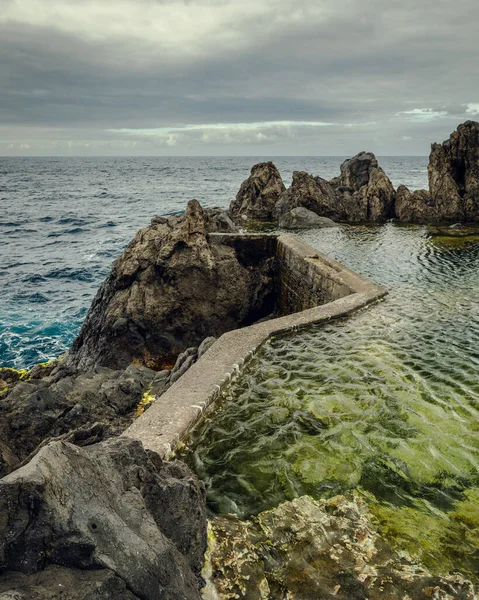 大西洋和莫尼兹港 葡萄牙马德拉 的老自然池之间的对比 — 图库照片