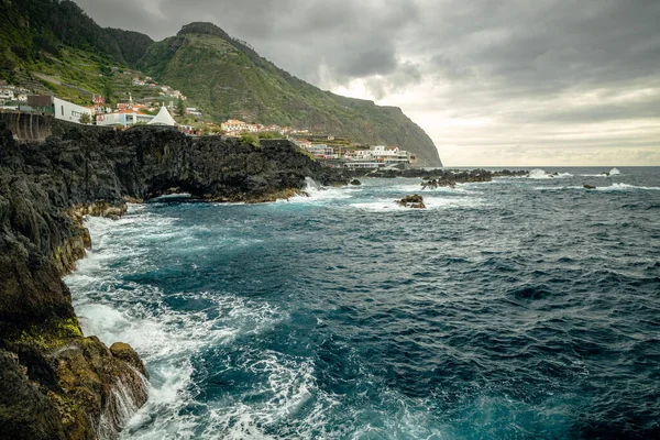 Porto Moniz 'de (Madeira, Portekiz) karamsar gün batımı