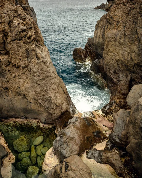 波尔图莫尼兹港 葡萄牙马德拉 的老自然水池中的岩石形成和水圈闭 — 图库照片