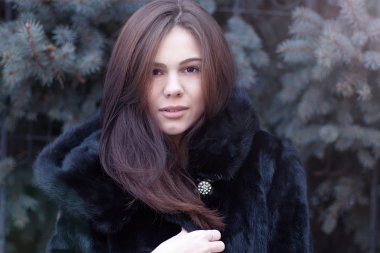 güzel bir kız kış orman