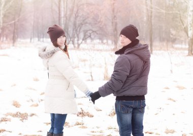 Çift ellerimi kış parkta