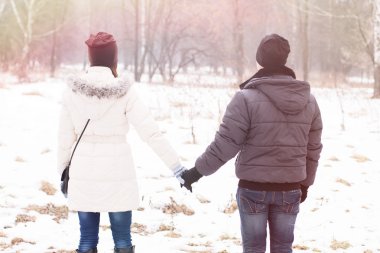 Çift ellerimi kış parkta