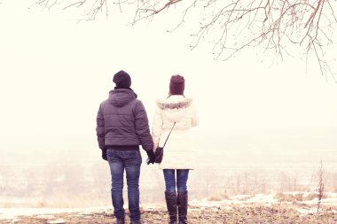 Çift ellerimi kış parkta