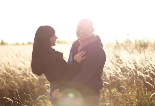 Счастливая молодая пара в поле — стоковое фото