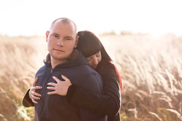 Girl hugging her boyfriend outdoors — Stock Photo, Image