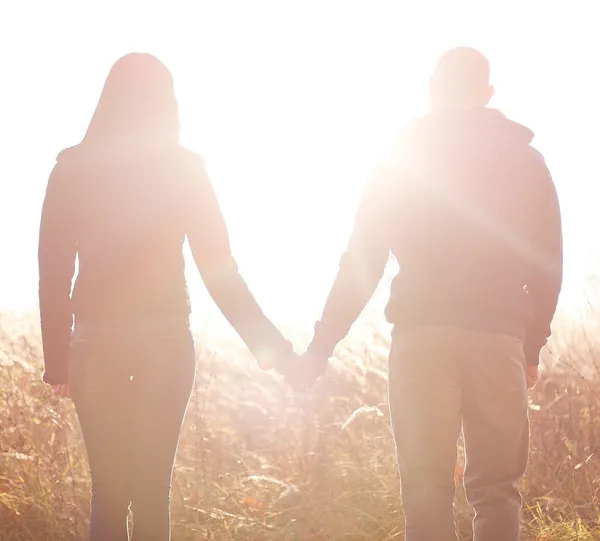 Young couple holding hands — Stock Photo, Image