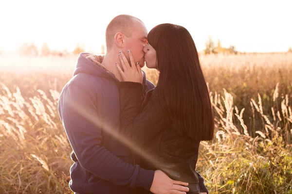 Пара поцелуев осенью на открытом воздухе — стоковое фото