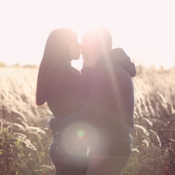 Jovem casal beijando no campo — Fotografia de Stock