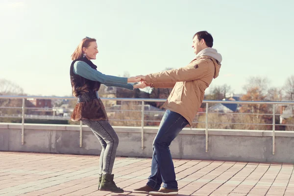 Pareja joven cogida de la mano jugando —  Fotos de Stock