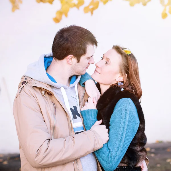 Couple admiring each other in autumn city — Stock Photo, Image