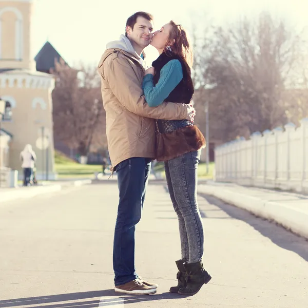 Paar küsst sich in Herbststadt — Stockfoto