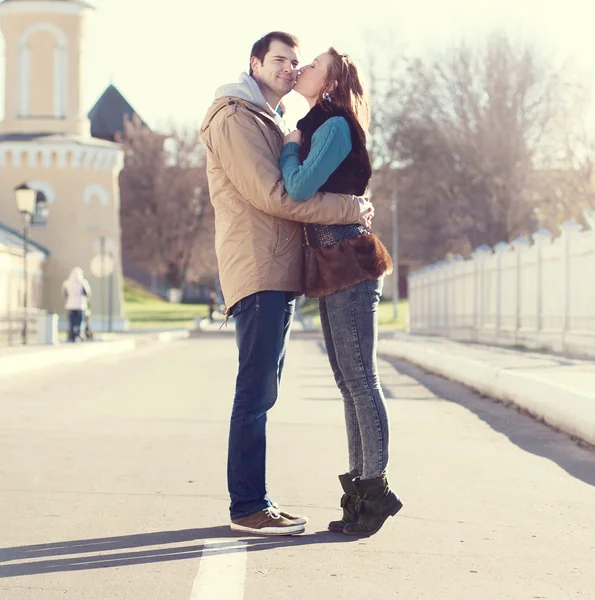 Couple kissing in autumn city — Stock Photo, Image