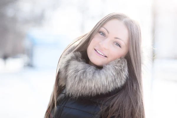 Hermosa chica en el parque de invierno — Foto de Stock