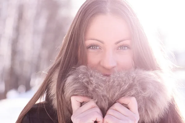 Flicka stående utomhus i vinter — Stockfoto