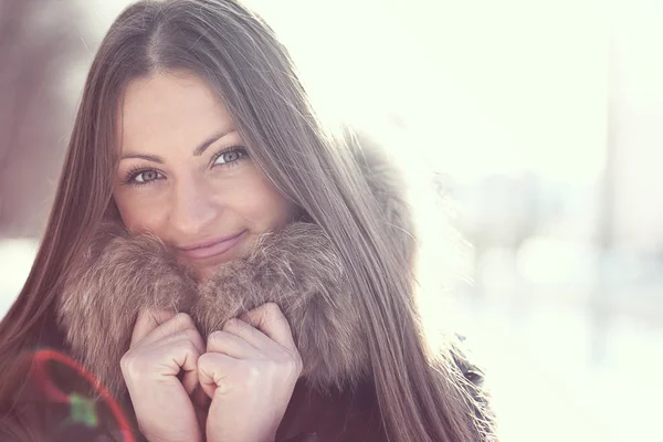 Chica feliz sonriendo en invierno — Foto de Stock