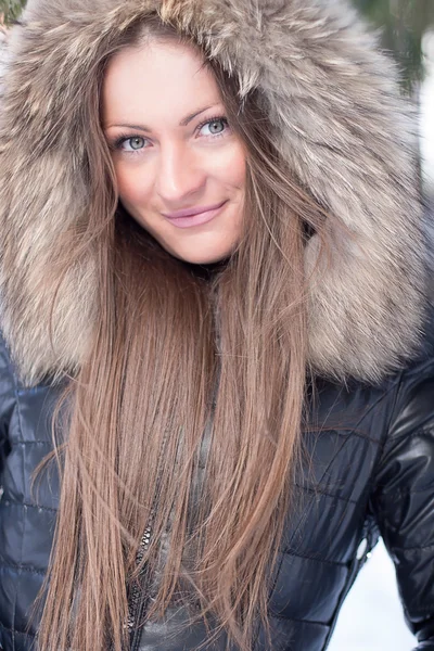 Dívka v zimě stojící v kapuci — Stock fotografie