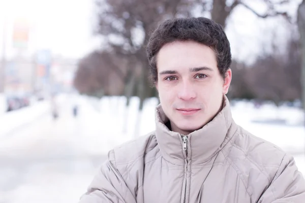 Chico con chaqueta en el parque de invierno . — Foto de Stock