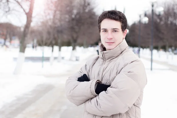 Junger Mann im Winterpark — Stockfoto
