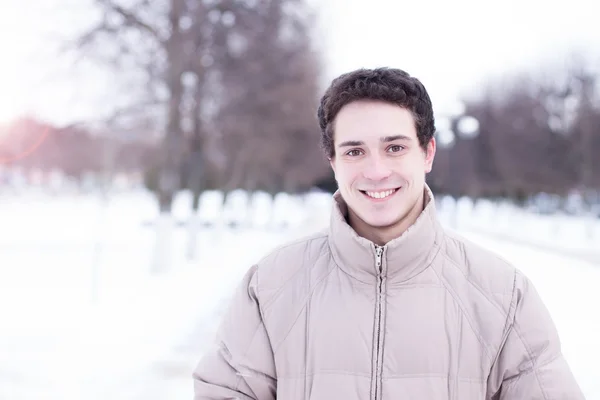 Giovane ragazzo nel parco invernale — Foto Stock