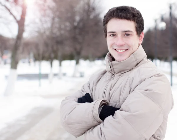 Chico joven en el parque de invierno — Foto de Stock