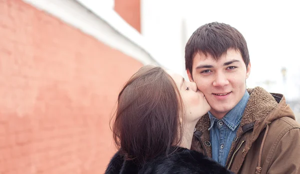 Casal beijando na rua — Fotografia de Stock