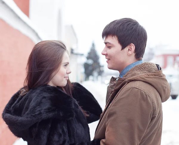Jovem casal no inverno — Fotografia de Stock