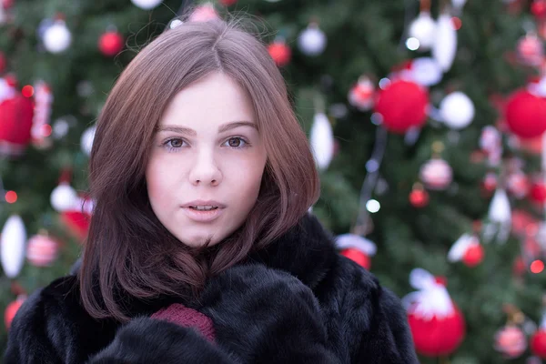 Girl near the Christmas tree — Stock Photo, Image