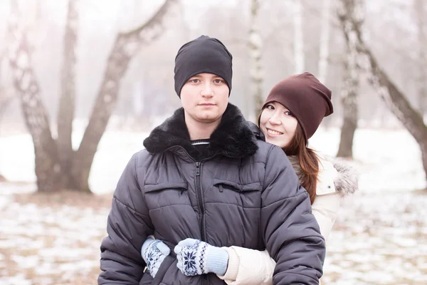 Jovem casal no parque de inverno — Fotografia de Stock