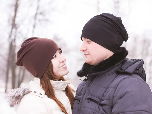 Jeune couple dans le parc d'hiver — Photo