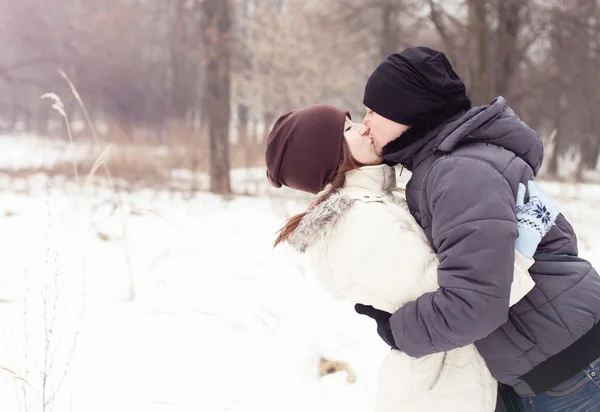 Couple baisers dans le parc d'hiver — Photo