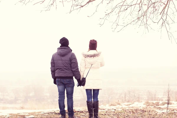 Çift ellerimi kış parkta