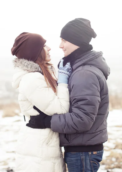 Jovem casal no parque de inverno — Fotografia de Stock