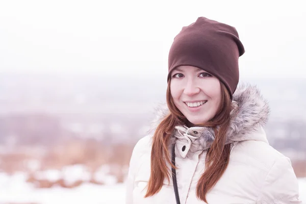 Hermosa chica en el parque de invierno — Foto de Stock